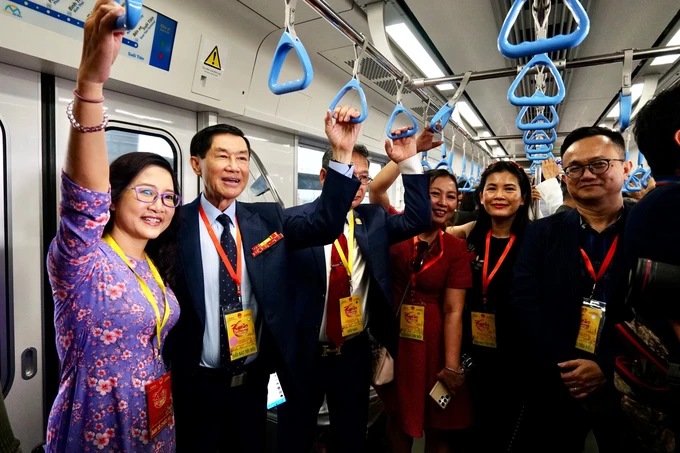 Hơn 100 kiều bào tham quan, trải nghiệm tuyến Metro số 1 Bến Thành - Suối Tiên