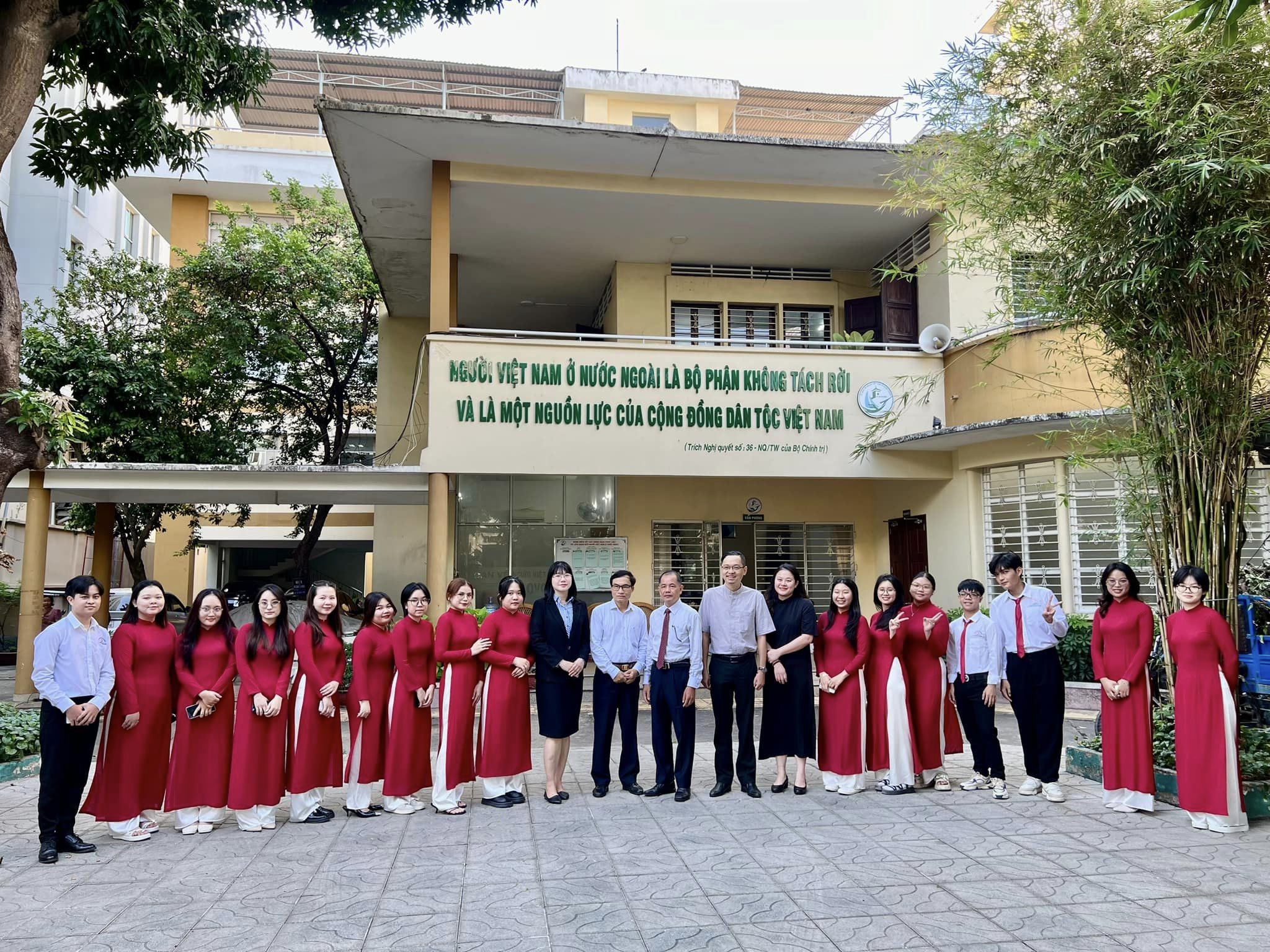 Tiếp thầy cô, sinh viên Ngành Quan hệ Quốc tế, Đại học Nguyễn Tất Thành