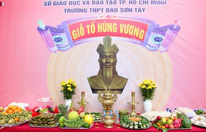 Học sinh tự tay sắm và dâng lễ vật tưởng nhớ các vua Hùng