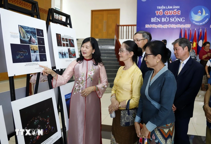 Khai mạc Triển lãm ảnh “Tổ quốc bên bờ sóng” tại Lào