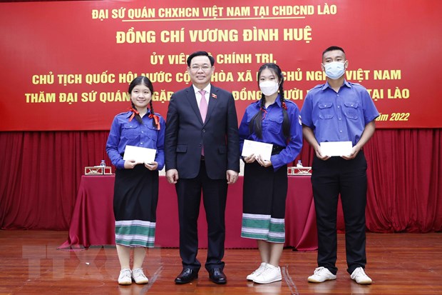 Chủ tịch Quốc hội Vương Đình Huệ gặp mặt cộng đồng người Việt tại Lào