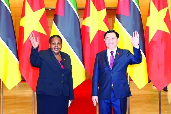 Chủ tịch Quốc hội Vương Đình Huệ và Chủ tịch Quốc hội Cộng hòa Mozambique Esperanca Laurinda Francisco  Nhiuane Bias tại buổi hội đàm. Ảnh: TTXVN