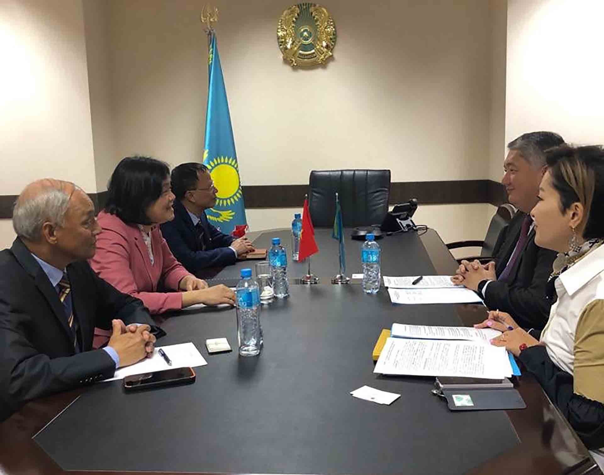 Đại sứ quán Việt Nam tại Kazakhstan làm việc với Ủy ban Hàng không Dân dụng Kazakhstan về việc thúc đẩy mở đường bay thẳng giữa Việt Nam và Kazakhstan.  