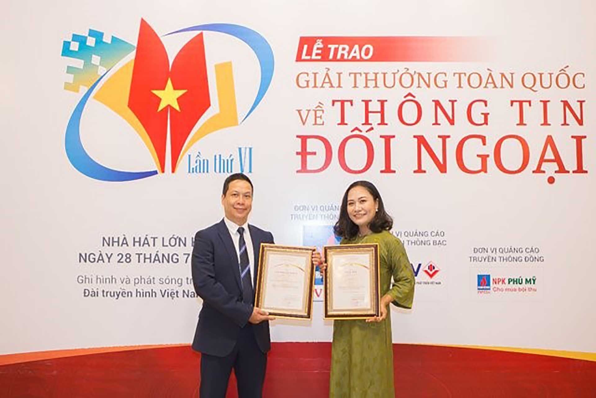 Anh Lê Hồng Quân nhận giải Sáng kiến tại Lễ trao giải Giải thưởng toàn quốc về Thông tin đối ngoại 2020 với Dự án Lịch Trường Sa - Nhà giàn DK1 “Hành trình của trái tim”.