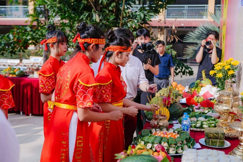 Học sinh tự tay sắm và dâng lễ vật tưởng nhớ các vua Hùng  ảnh 5