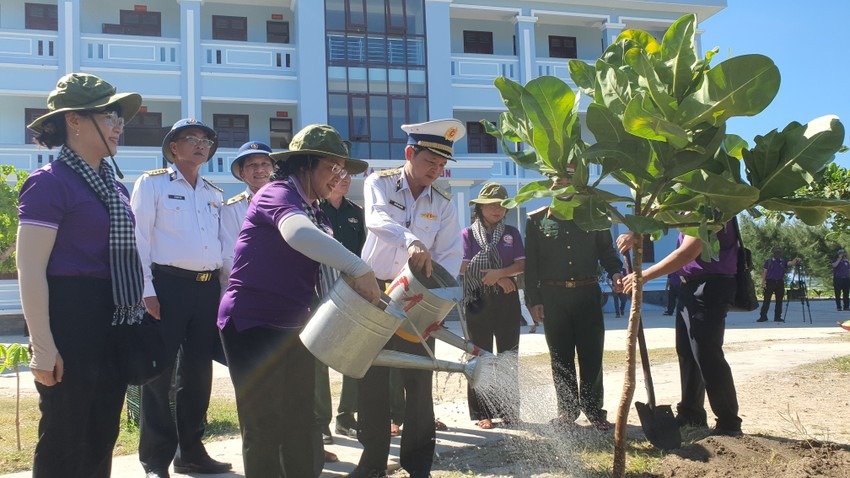 TP.HCM mang nghĩa tình đến với Trường Sa ảnh 2