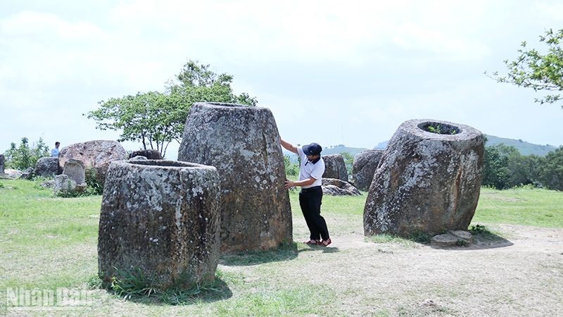 Du khách tham quan Cánh đồng Chum, một trong những địa danh của Lào được xếp hạng di sản thế giới. (Ảnh: Trịnh Dũng)