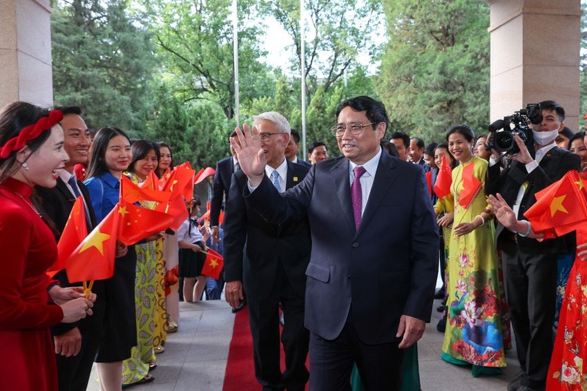 Thủ tướng thăm Đại sứ quán, gặp gỡ cộng đồng người Việt tại Trung Quốc ảnh 3