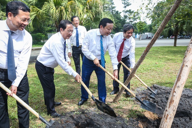Phó Thủ tướng Trần Hồng Hà làm việc tại ĐH Quốc gia TP.HCM - Ảnh 6. Phó Thủ tướng Trần Hồng Hà làm việc tại ĐH Quốc gia TP.HCM - Ảnh 6.