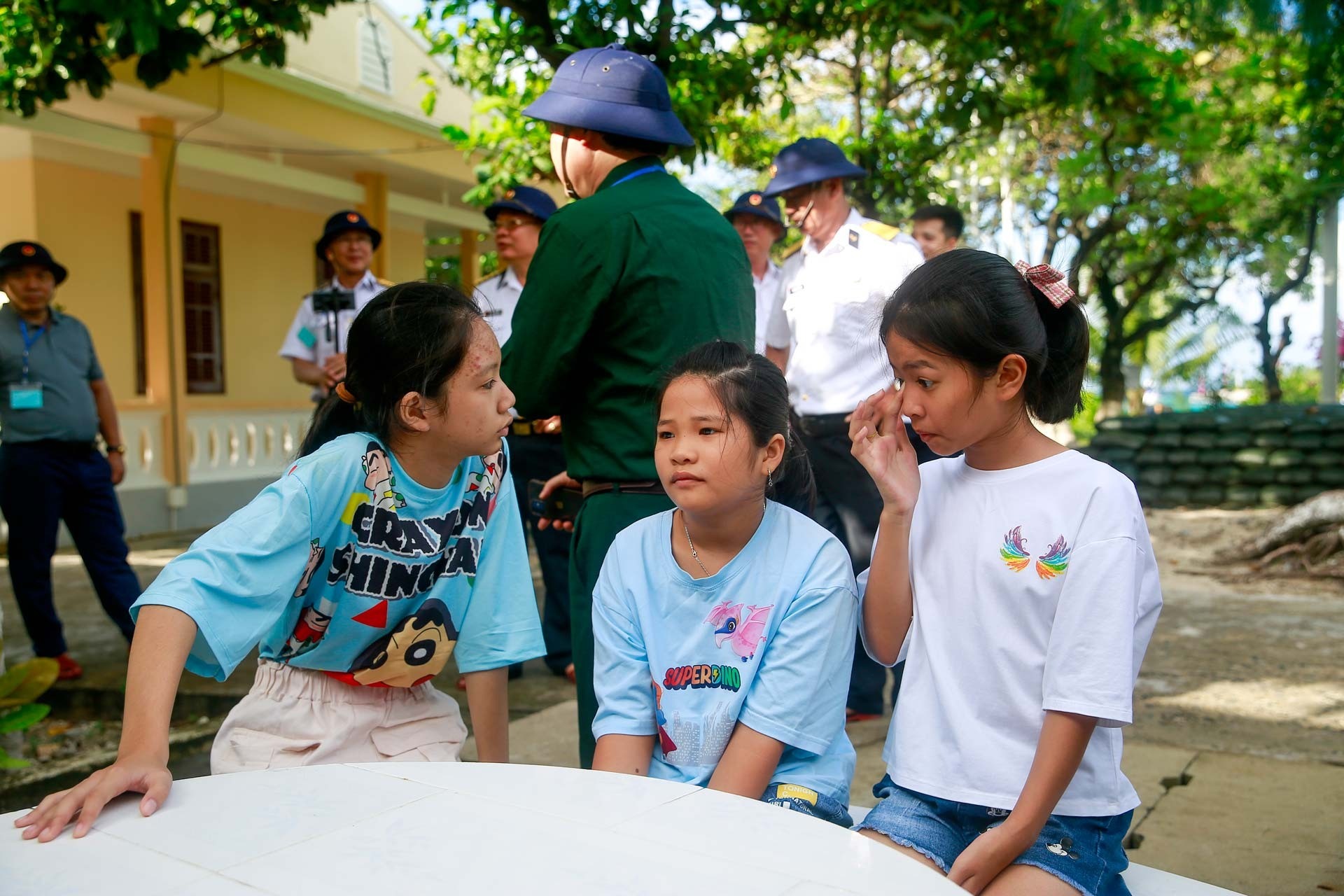 Những bạn nhỏ là cư trên đảo