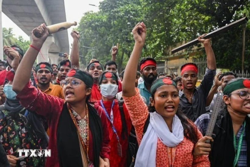 Biểu tình phản đối Chính phủ tại thủ đô Dhaka, Bangladesh ngày 4/8. (Ảnh: Getty Images/TTXVN)