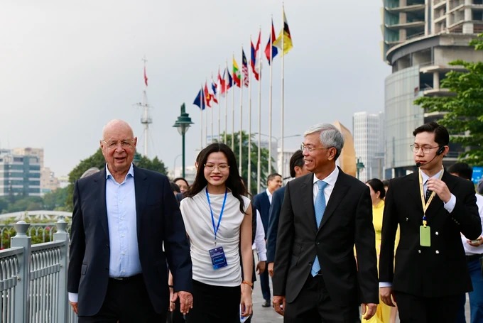 Giáo sư Klaus Schwab tham quan Công viên Bến Bạch Đằng TPHCM. Ảnh: DŨNG PHƯƠNG