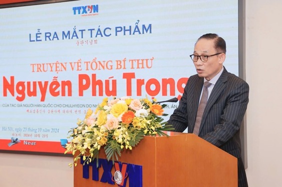 Bí thư Trung ương Đảng, Trưởng Ban Đối ngoại Trung ương Lê Hoài Trung phát biểu tại lễ ra mắt tác phẩm Ảnh: MINH QUYẾT