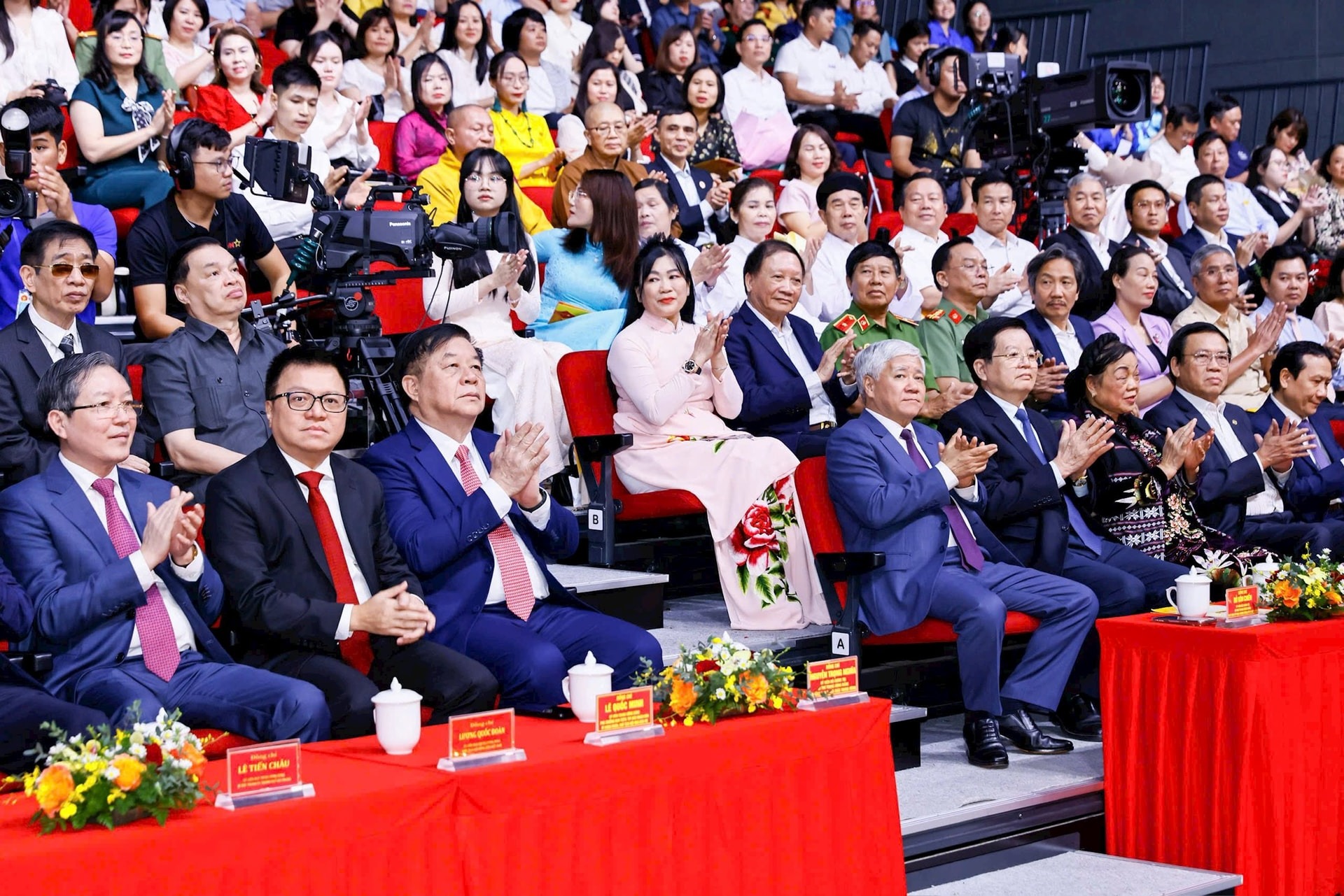 Trưởng Ban Tuyên giáo Trung ương Nguyễn Trọng Nghĩa, Chủ tịch UBTƯ MTTQ Việt Nam Đỗ Văn Chiến cùng các đại biểu tham dự Lễ trao Giải báo chí “Vì sự nghiệp Đại đoàn kết toàn dân tộc” lần thứ XVI, năm 2023-2024. Ảnh: Quang Vinh.