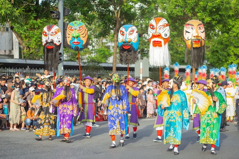 Trình diễn nghệ thuật tuồng trên đường phố Huế tại Tuần lễ Festival Huế 2024