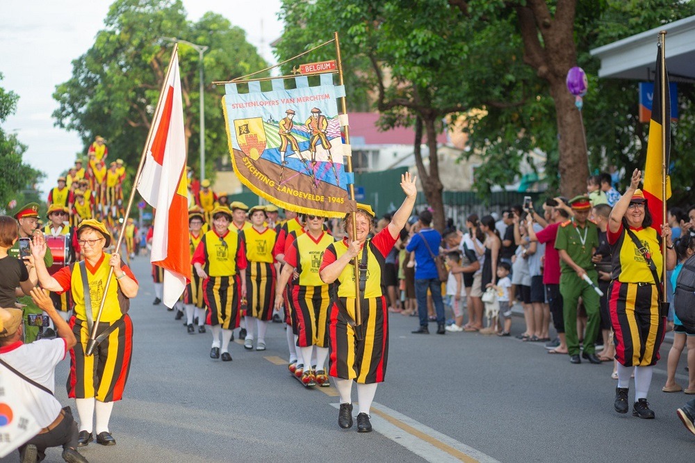 Đoàn cà kheo vùng Merchtem (vương quốc Bỉ) đến Festival Huế 2024 như được trở nhà