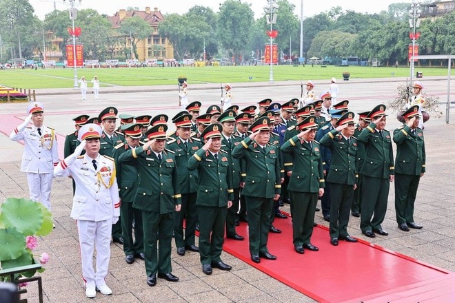 Đoàn đại biểu Quân ủy Trung ương-Bộ Quốc phòng vào Lăng viếng Chủ tịch Hồ Chí Minh. (Ảnh: Minh Đức/TTXVN) vieng-chu-tich-ho-chi-minh-2.jpg