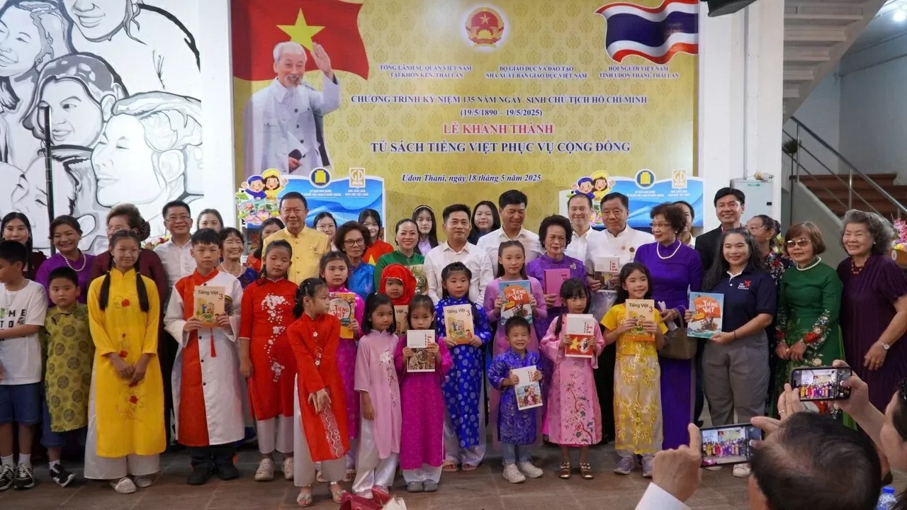 Lễ khánh thành Tủ sách tiếng Việt phục vụ cộng đồng, ngày 18/5, tại tại Phố Việt Nam, tỉnh Udon Thani, Thái Lan. (Nguồn: Tổng lãnh sự quán Việt Nam tại Khon Kean)
